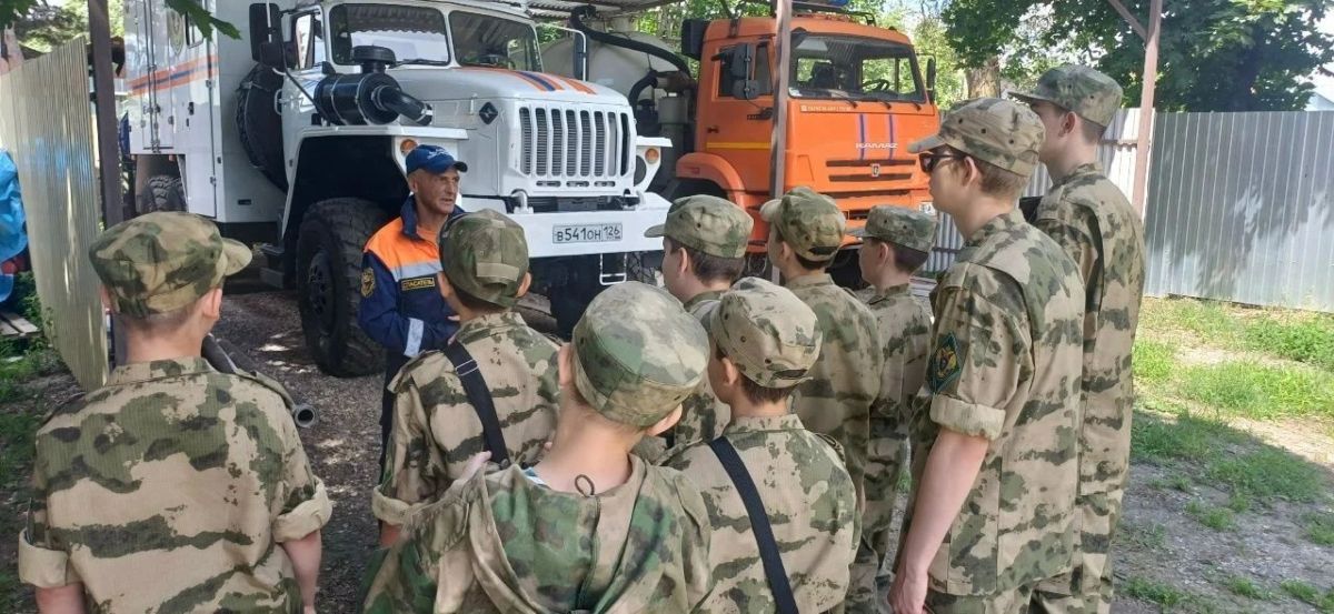 Алиса. Спасатели ПАСС СК провели полезные занятия для детей! В Ессентуках более 100 ребят из летнего лагеря и педагогов познакомили с профессией спасателя