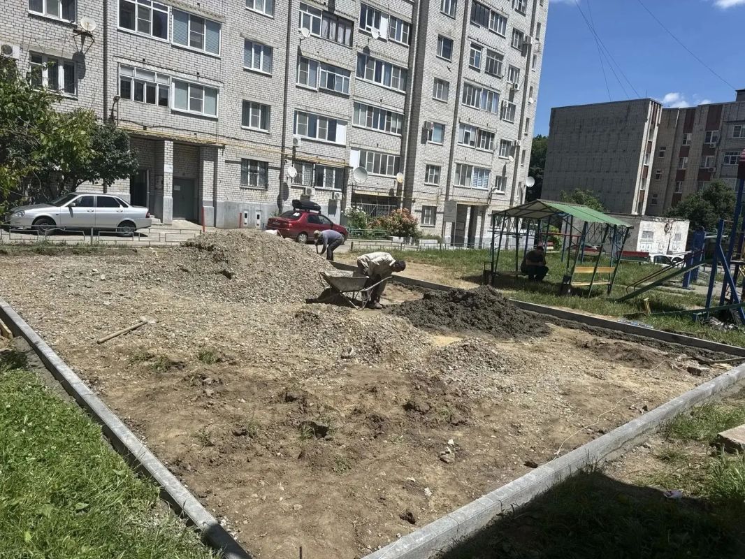 В Ставрополе продолжается обновление дворовых территорий и детских площадок В Ставрополе продолжается обновление дворовых территорий и детских площадок