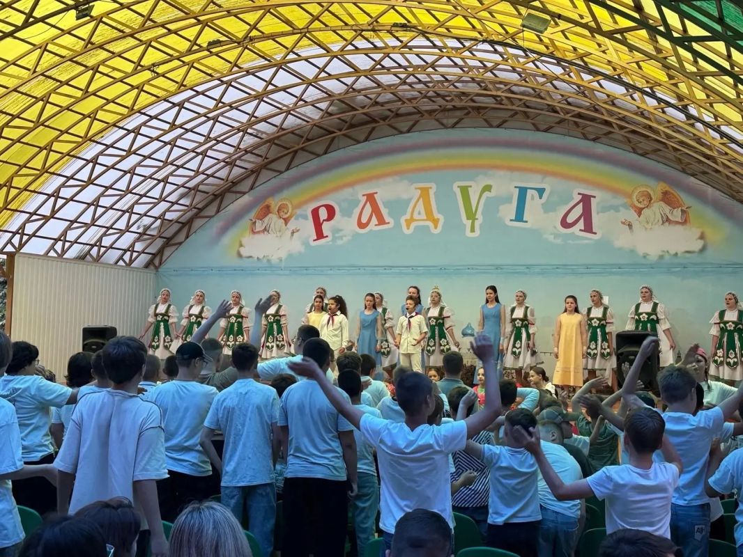 Бойцы студенческого педагогического отряда «БЭМС» Филиала СГПИ в г. Ессентуки приступили к работе в лагере «Радуга» Бойцы студенческого педагогического отряда «БЭМС» Филиала СГПИ в г. Ессентуки приступили к работе в лагере «Радуга»