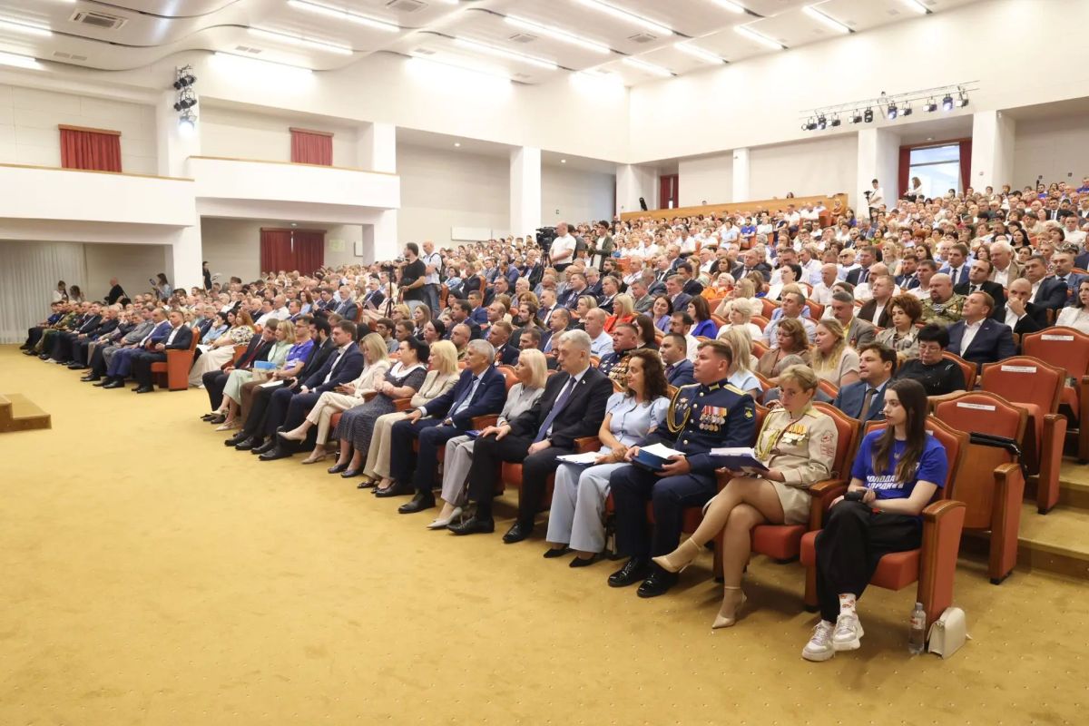 В Ставрополе прошел второй этап XLII Конференции Ставропольского регионального отделения партии «Единая Россия» под председательством секретаря регионального отделения, Губернатора Владимира Владимирова В Ставрополе прошел второй этап XLII Конференции Ставропольского регионального отделения партии «Единая Россия» под председательством секретаря регионального отделения, Губернатора Владимира Владимирова
