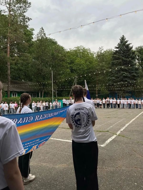 Бойцы студенческого педагогического отряда «БЭМС» Филиала СГПИ в г. Ессентуки приступили к работе в лагере «Радуга» Бойцы студенческого педагогического отряда «БЭМС» Филиала СГПИ в г. Ессентуки приступили к работе в лагере «Радуга»