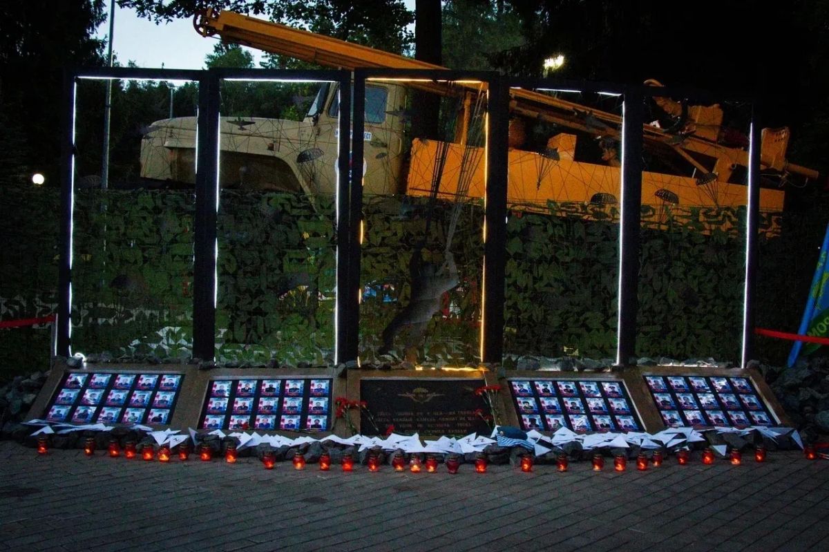 В подмосковном Красногорске открыли обелиск в память о павших бойцах 247го гвардейского десантно штурмового полка В подмосковном Красногорске открыли обелиск в память о павших бойцах 247го гвардейского десантно штурмового полка