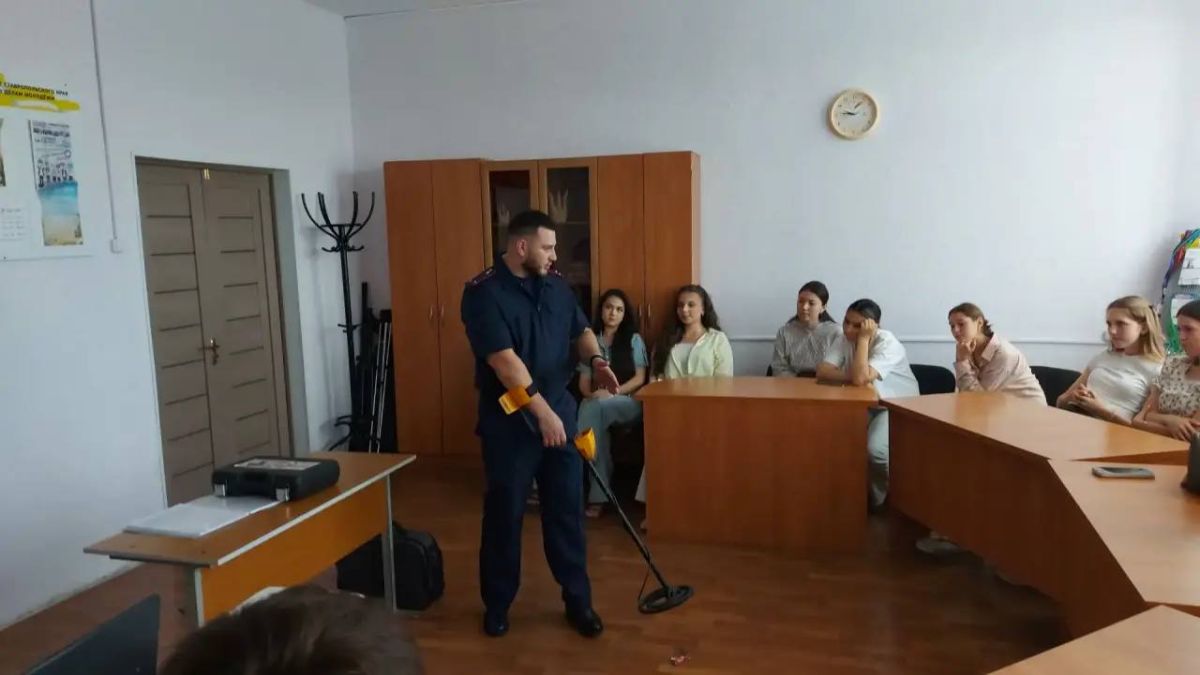 В Нефтекумске следователи СКР провели со школьниками профессионально-ориентированное мероприятие В Нефтекумске следователи СКР провели со школьниками профессионально-ориентированное мероприятие