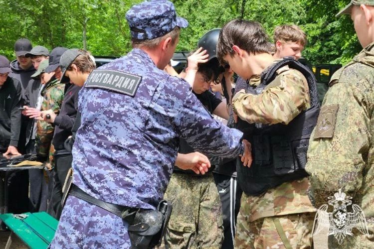На Ставрополье росгвардейцы провели акцию «Каникулы с Росгвардией» в детском лагере На Ставрополье росгвардейцы провели акцию «Каникулы с Росгвардией» в детском лагере