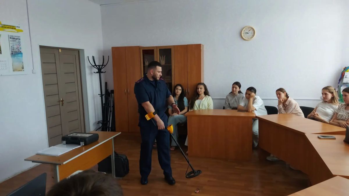 В Нефтекумске следователи СКР провели со школьниками профессионально-ориентированное мероприятие В Нефтекумске следователи СКР провели со школьниками профессионально-ориентированное мероприятие