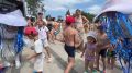 Подводное царство на пляже Детская анимация от ДК «Аликоновка» погрузила ребят в мир русалок, осьминогов и коралловых рифов