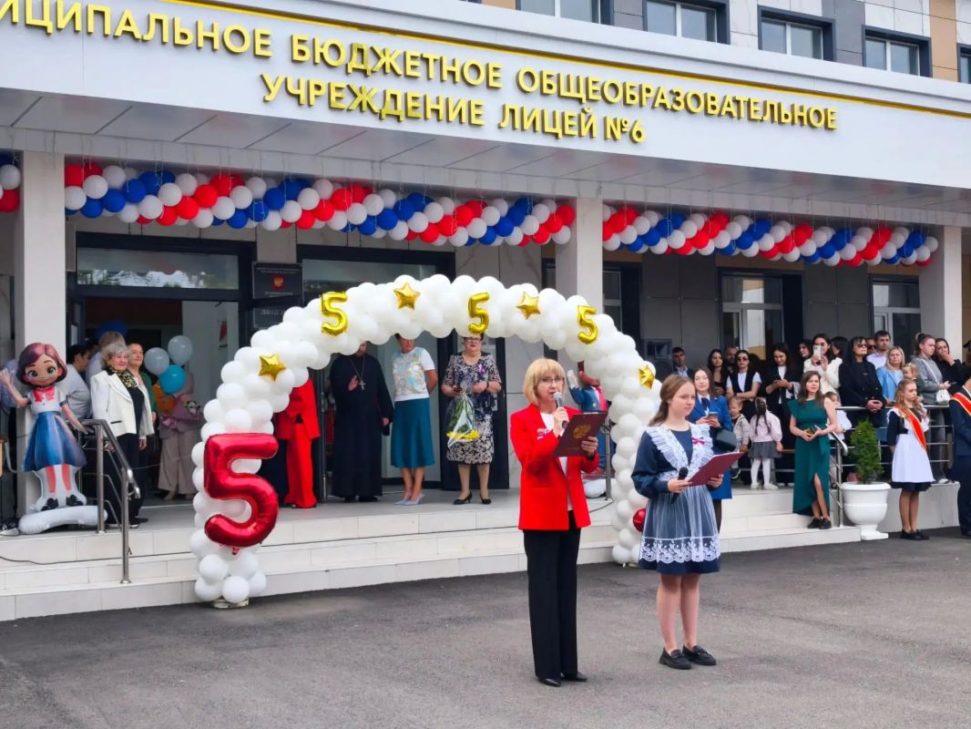 В Ессентуках сегодня звучат первые звонки - в школах города начались торжественные линейки, посвящённые Дню знаний! В Ессентуках сегодня звучат первые звонки - в школах города начались торжественные линейки, посвящённые Дню знаний!
