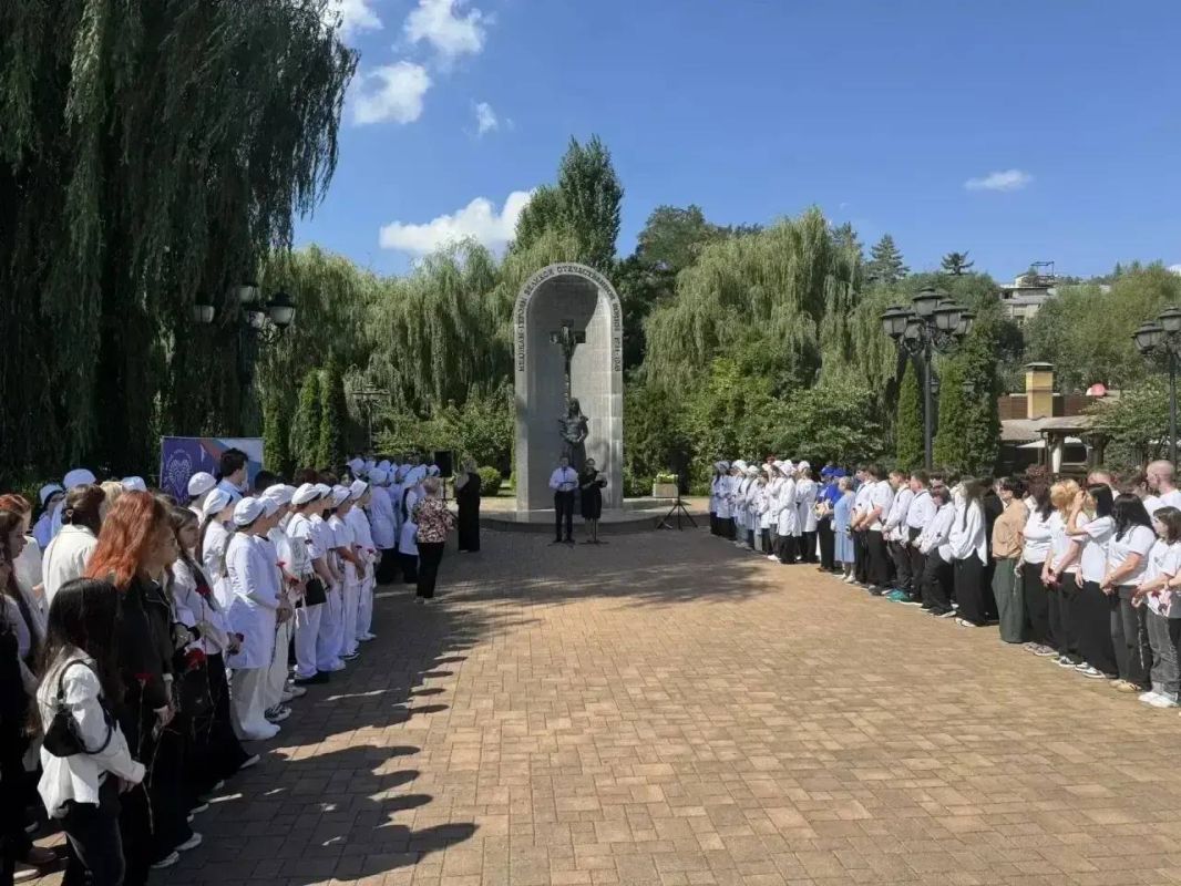 Евгений Моисеев: В День солидарности в борьбе с терроризмом в Кисловодске прошли памятные мероприятия, посвящённые жертвам терактов 2003 года в электропоездах Евгений Моисеев: В День солидарности в борьбе с терроризмом в Кисловодске прошли памятные мероприятия, посвящённые жертвам терактов 2003 года в электропоездах