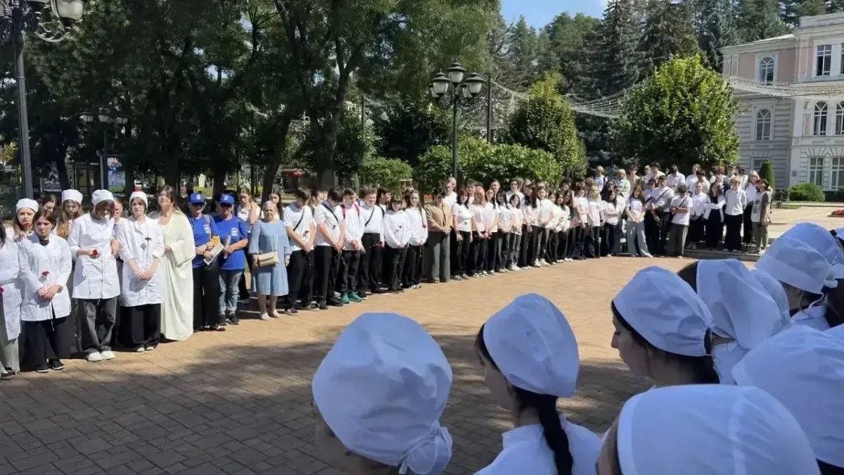 Евгений Моисеев: В День солидарности в борьбе с терроризмом в Кисловодске прошли памятные мероприятия, посвящённые жертвам терактов 2003 года в электропоездах Евгений Моисеев: В День солидарности в борьбе с терроризмом в Кисловодске прошли памятные мероприятия, посвящённые жертвам терактов 2003 года в электропоездах