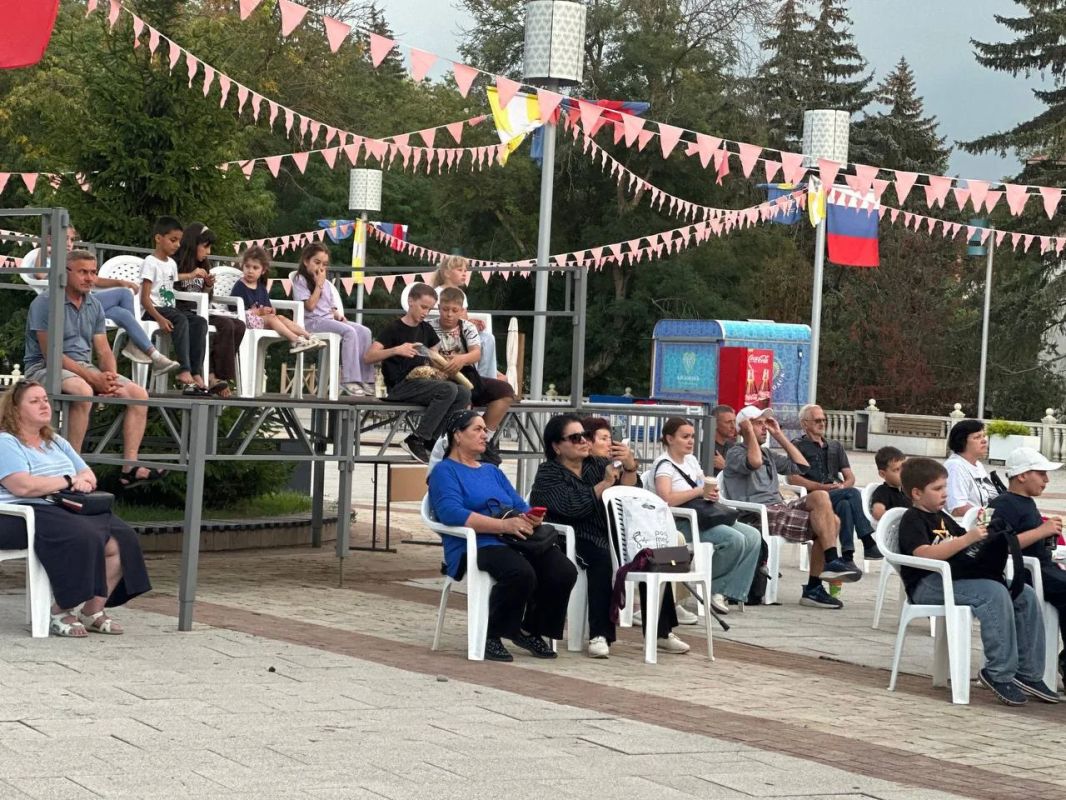 В Комсомольском парке стартовал киновечер под открытым небом В Комсомольском парке стартовал киновечер под открытым небом