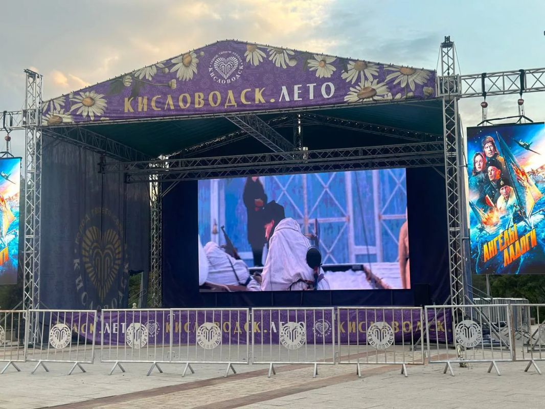 В Комсомольском парке стартовал киновечер под открытым небом В Комсомольском парке стартовал киновечер под открытым небом