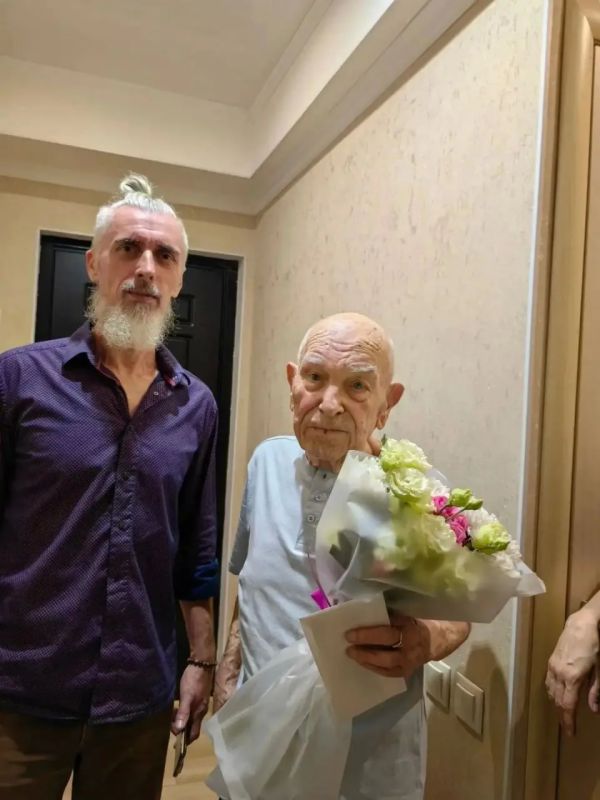 Депутат Думы города Ессентуки по избирательному округу № 2 Денис Денисов совместно с председателем ТОС2 Александром Оробченко поздравили Владимира Николаевича Редькина с 93 летием