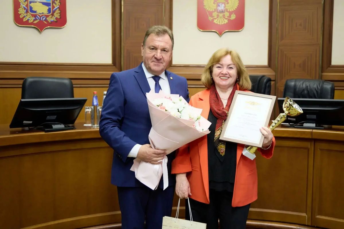 Иван Ульянченко: Заслуженные награды вручил сегодня победителям традиционного фестиваля городских цветников и смотра-конкурса «Лучшее летнее кафе» Иван Ульянченко: Заслуженные награды вручил сегодня победителям традиционного фестиваля городских цветников и смотра-конкурса «Лучшее летнее кафе»