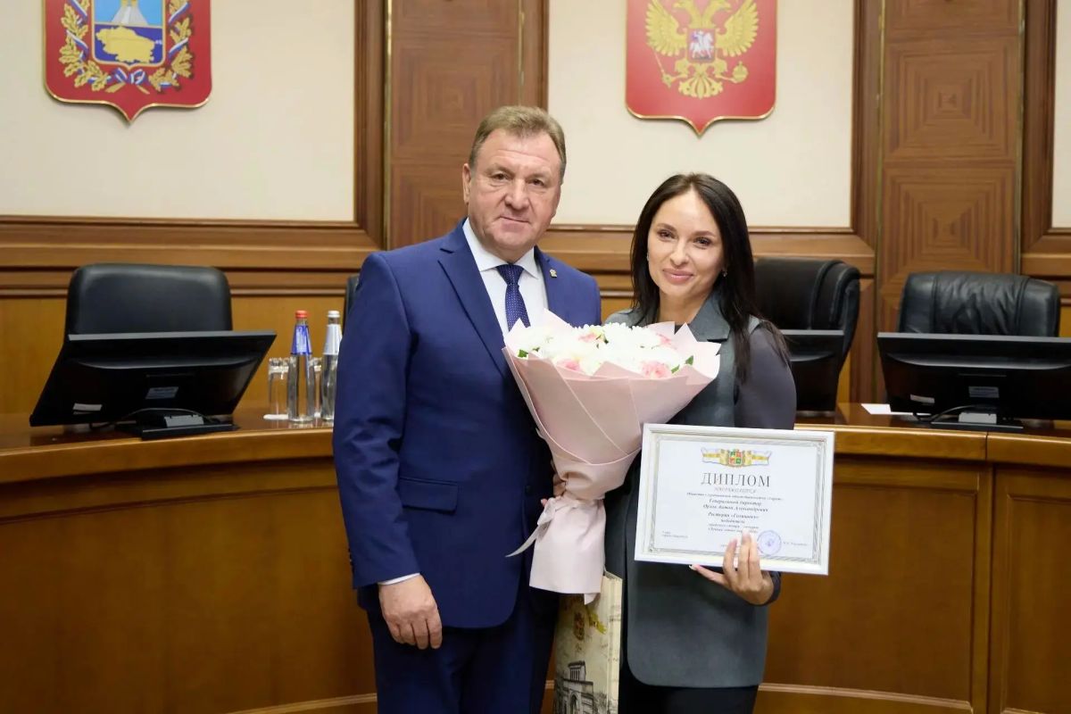 Иван Ульянченко: Заслуженные награды вручил сегодня победителям традиционного фестиваля городских цветников и смотра-конкурса «Лучшее летнее кафе» Иван Ульянченко: Заслуженные награды вручил сегодня победителям традиционного фестиваля городских цветников и смотра-конкурса «Лучшее летнее кафе»
