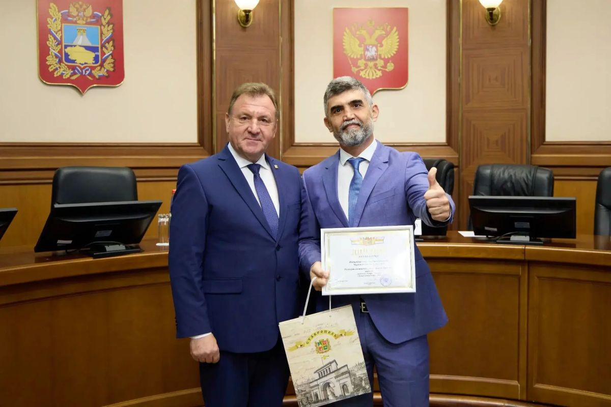 Иван Ульянченко: Заслуженные награды вручил сегодня победителям традиционного фестиваля городских цветников и смотра-конкурса «Лучшее летнее кафе» Иван Ульянченко: Заслуженные награды вручил сегодня победителям традиционного фестиваля городских цветников и смотра-конкурса «Лучшее летнее кафе»