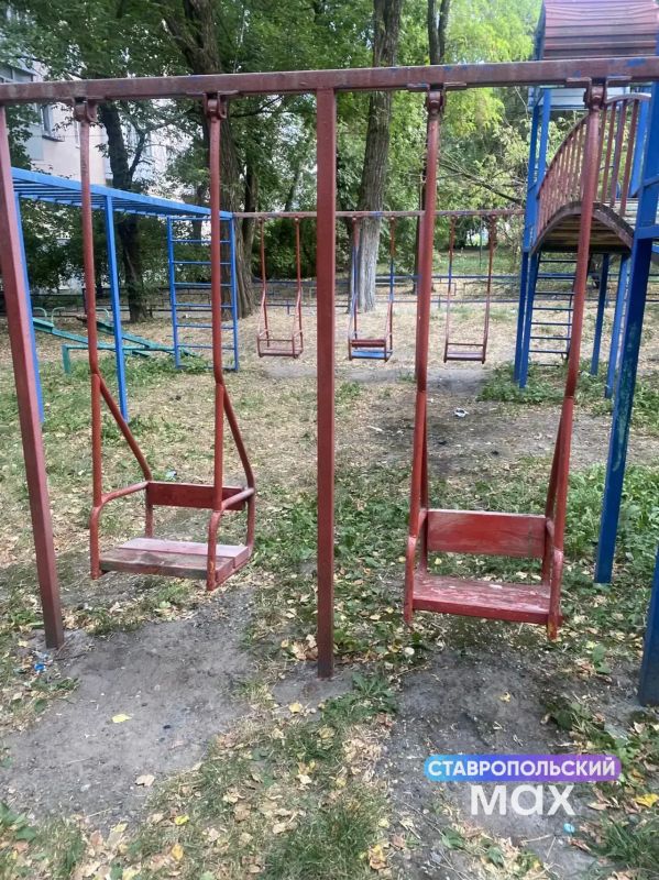 До/после: детскую площадку привели в порядок на улице Ленина в Ставрополе До/после: детскую площадку привели в порядок на улице Ленина в Ставрополе