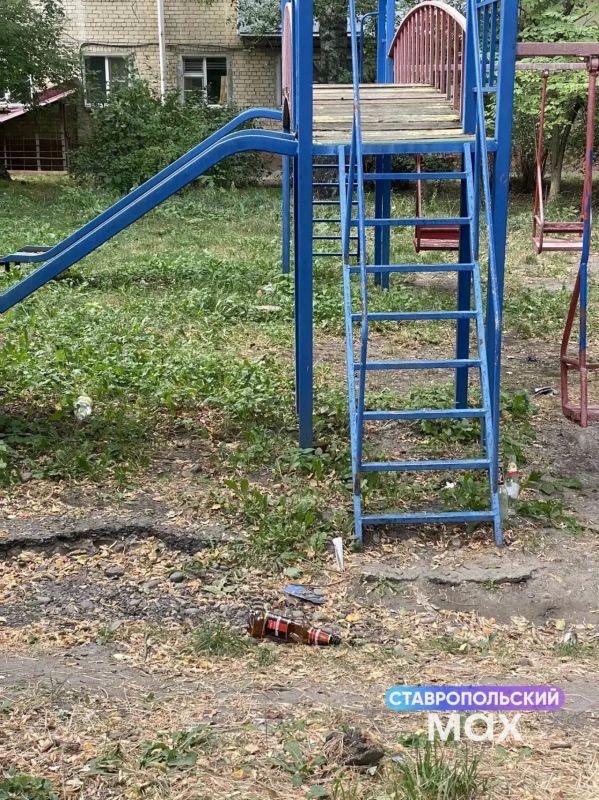 До/после: детскую площадку привели в порядок на улице Ленина в Ставрополе До/после: детскую площадку привели в порядок на улице Ленина в Ставрополе