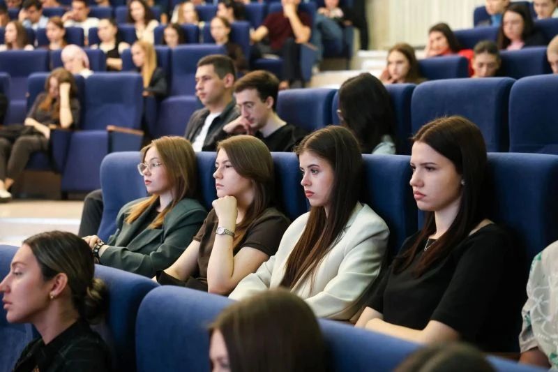 В Северо-Кавказском федеральном университете состоялась профориентационная встреча студентов юридических специальностей с заместителем начальника Главного управления МВД России по Ставропольскому краю – начальником Главного... В Северо-Кавказском федеральном университете состоялась профориентационная встреча студентов юридических специальностей с заместителем начальника Главного управления МВД России по Ставропольскому краю – начальником Главного...