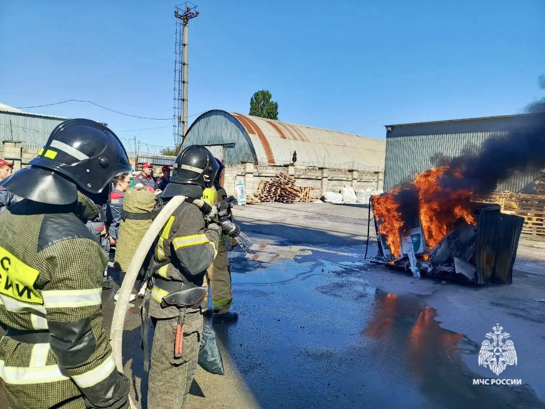 Огнеборцы СПСЧ ликвидировали условный пожар на кровле завода Огнеборцы СПСЧ ликвидировали условный пожар на кровле завода