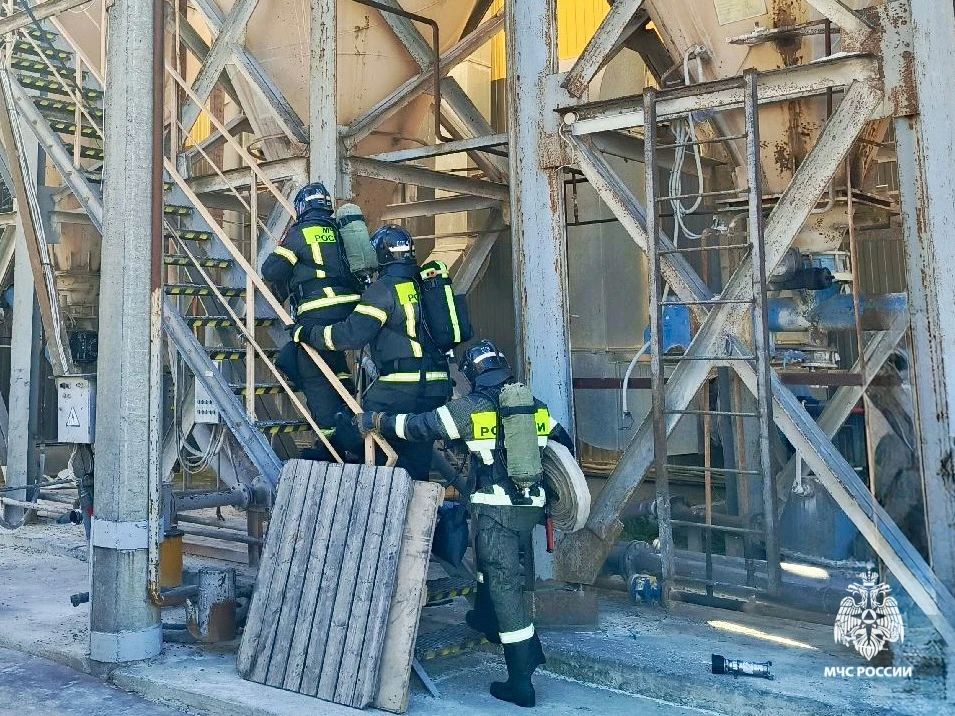 Огнеборцы СПСЧ ликвидировали условный пожар на кровле завода Огнеборцы СПСЧ ликвидировали условный пожар на кровле завода
