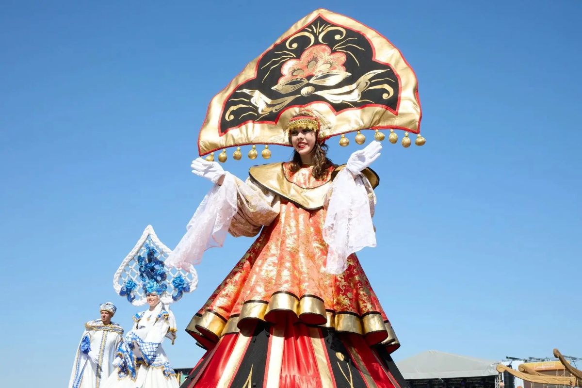 Официальный старт праздничных мероприятий, посвященных 249-летию Ставрополя, по традиции был дан на Аллее Почетных граждан города на проспекте Октябрьской Революции Официальный старт праздничных мероприятий, посвященных 249-летию Ставрополя, по традиции был дан на Аллее Почетных граждан города на проспекте Октябрьской Революции