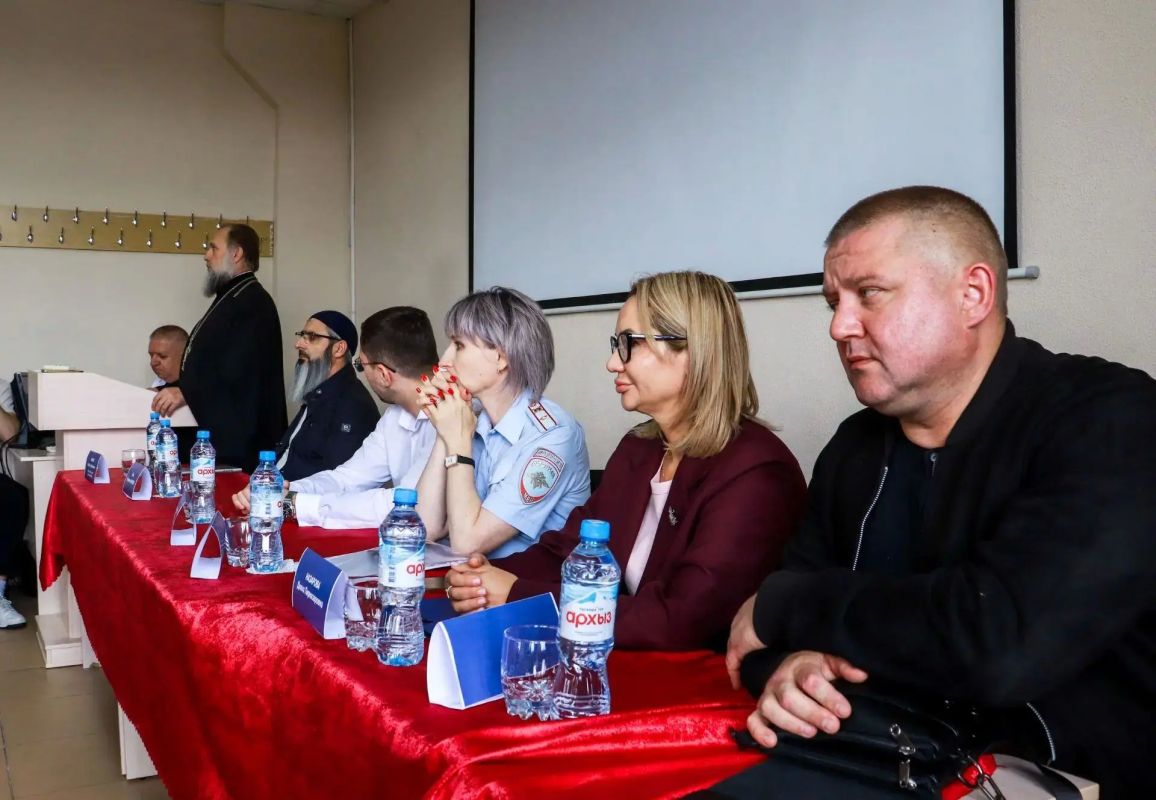 Сотрудники Управления по контролю за оборотом наркотиков краевого Главка провели серию лекций для студентов-первокурсников вузов и колледжа Сотрудники Управления по контролю за оборотом наркотиков краевого Главка провели серию лекций для студентов-первокурсников вузов и колледжа