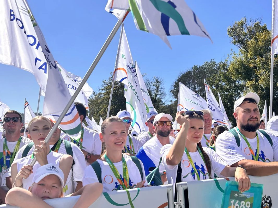 На главной сцене Старого озера прошла торжественная церемония открытия финала Всероссийского марафона «Земля спорта» На главной сцене Старого озера прошла торжественная церемония открытия финала Всероссийского марафона «Земля спорта»