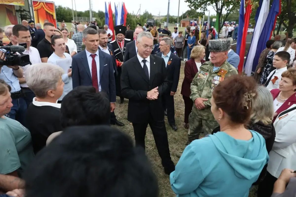 Владимир Владимиров: Вместе с жителями Кочубеевского округа открыли в селе Вревском Аллею в память о земляках-участниках специальной военной операции, павших при исполнении воинского долга Владимир Владимиров: Вместе с жителями Кочубеевского округа открыли в селе Вревском Аллею в память о земляках-участниках специальной военной операции, павших при исполнении воинского долга