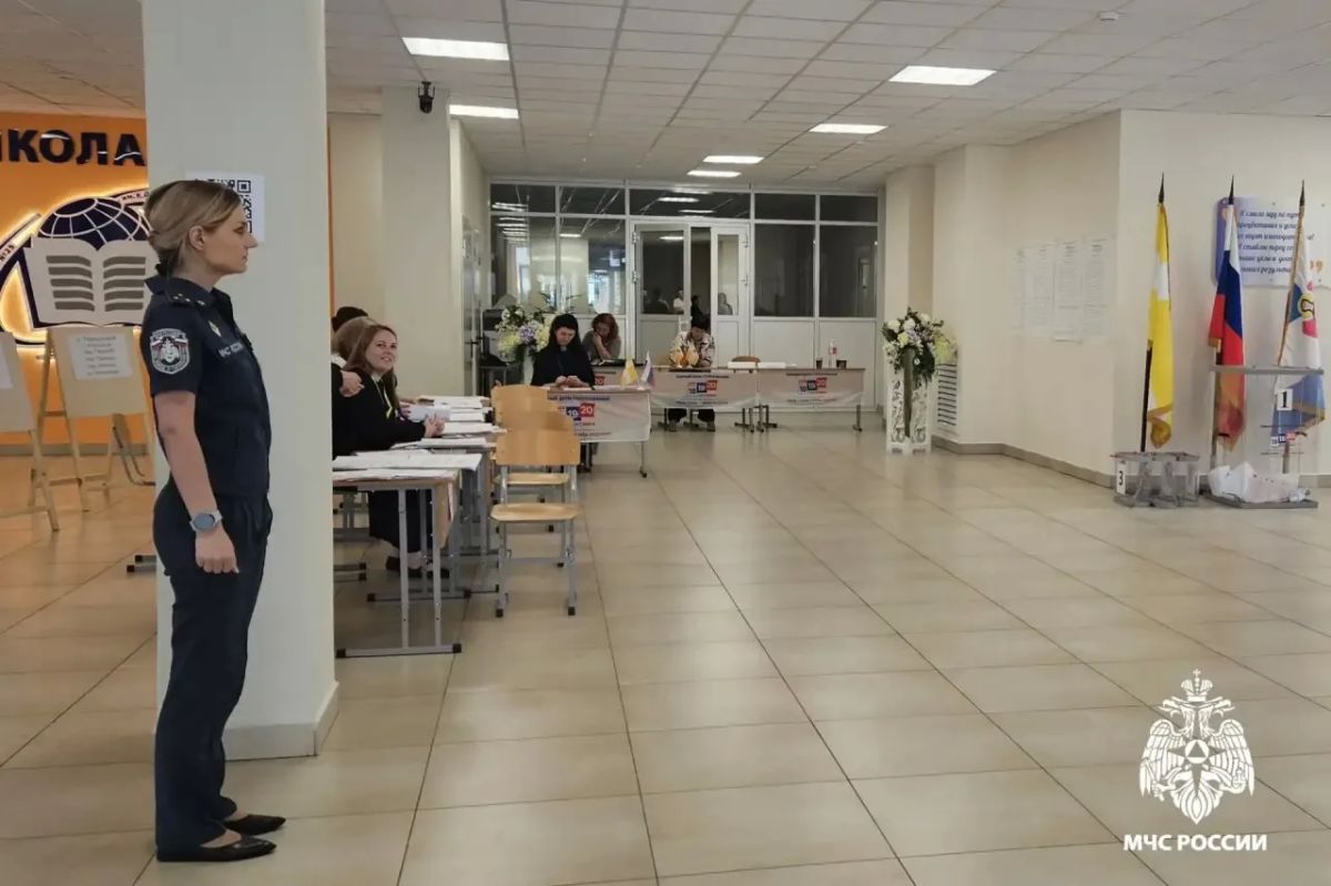 Сотрудники МЧС Ставрополья обеспечивают пожарную безопасность на избирательных участках Сотрудники МЧС Ставрополья обеспечивают пожарную безопасность на избирательных участках