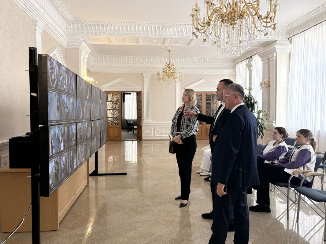 Председатель избирательной комиссии Ставропольского края Сергей Тарасов и член крайизбиркома с правом решающего голоса Юлия Мелешихина посетили региональный Центр общественного наблюдения, откуда общественники следят за... Председатель избирательной комиссии Ставропольского края Сергей Тарасов и член крайизбиркома с правом решающего голоса Юлия Мелешихина посетили региональный Центр общественного наблюдения, откуда общественники следят за...