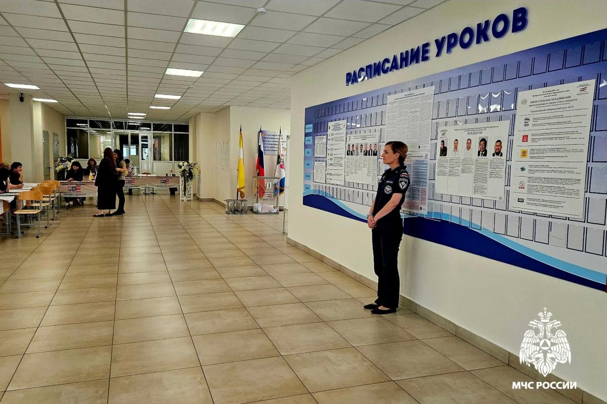 Сотрудники МЧС Ставрополья обеспечивают пожарную безопасность на избирательных участках Сотрудники МЧС Ставрополья обеспечивают пожарную безопасность на избирательных участках