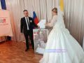 Молодожёны из Левокумского округа пришли проголосовать на УИК №715 сразу после бракосочетания