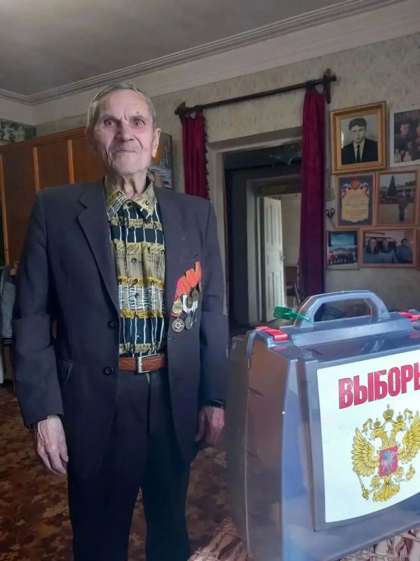 Евгений Моисеев: 98-летний ветеран Великой Отечественной Войны из Кисловодска впервые проголосовал на дому Евгений Моисеев: 98-летний ветеран Великой Отечественной Войны из Кисловодска впервые проголосовал на дому