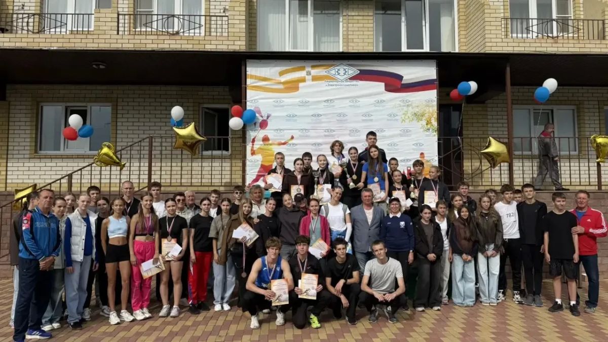 Легкоатлеты вышли на дорожки заводского стадиона