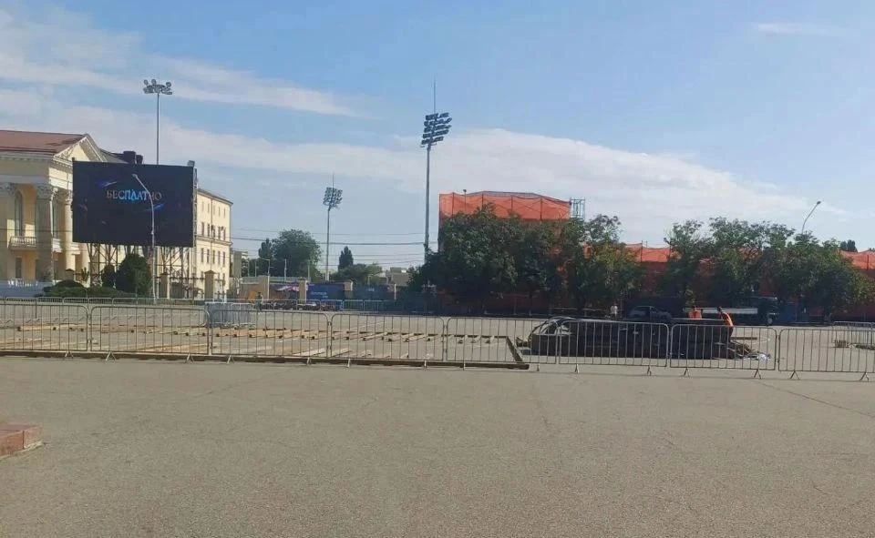 Чувствуете приближение зимы? В центре Ставрополя ставят каток!