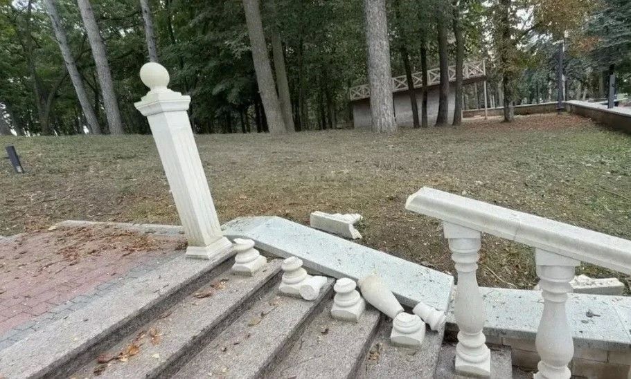 На Старом озере в Кисловодске разрушены малые архитектурные формы
