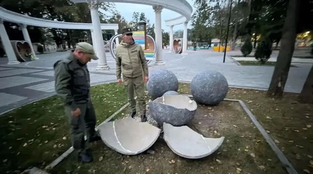 На Старом озере в Кисловодске разрушены малые архитектурные формы На Старом озере в Кисловодске разрушены малые архитектурные формы