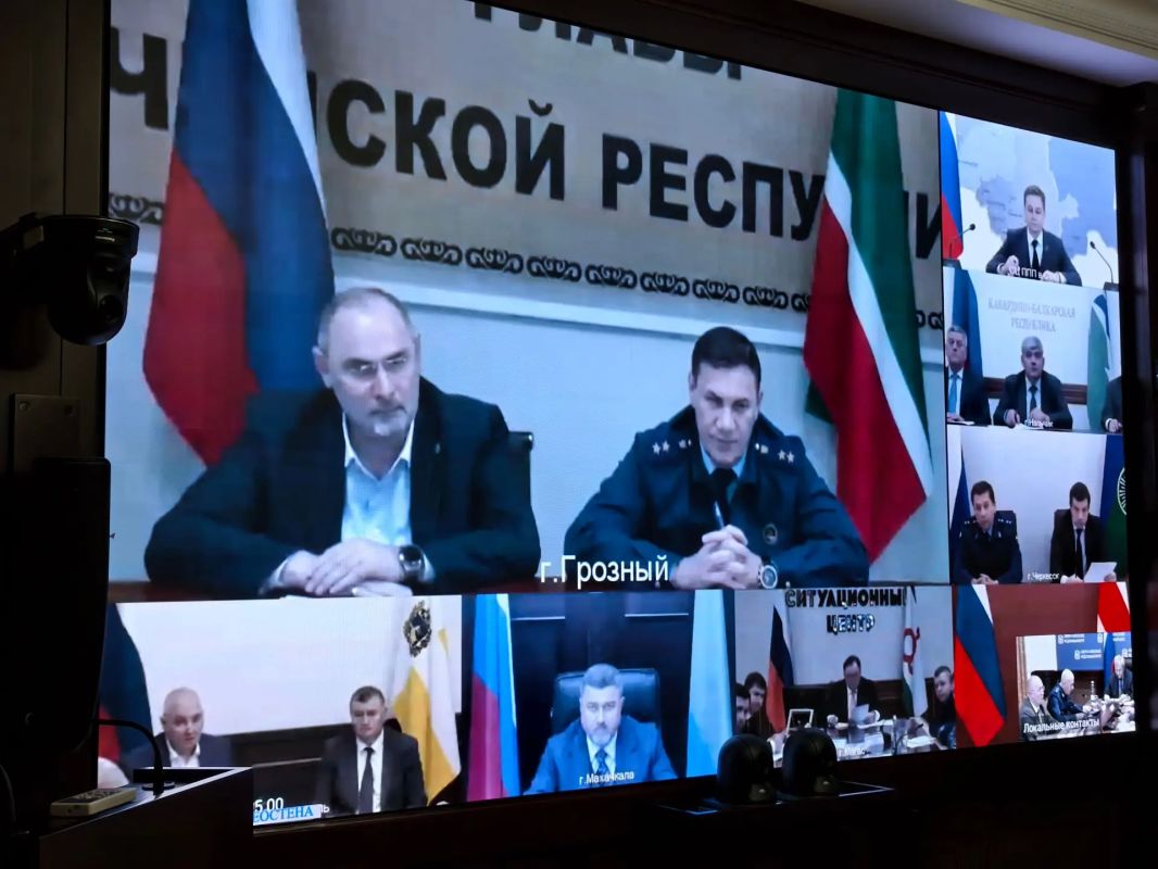 Сегодня в Пятигорске полномочный представитель Президента Российской Федерации в Северо-Кавказском федеральном округе Юрий Чайка провел заседание межведомственной рабочей группы по противодействию незаконным финансовым... Сегодня в Пятигорске полномочный представитель Президента Российской Федерации в Северо-Кавказском федеральном округе Юрий Чайка провел заседание межведомственной рабочей группы по противодействию незаконным финансовым...