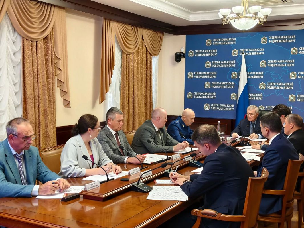 Сегодня в Пятигорске полномочный представитель Президента Российской Федерации в Северо-Кавказском федеральном округе Юрий Чайка провел заседание межведомственной рабочей группы по противодействию незаконным финансовым... Сегодня в Пятигорске полномочный представитель Президента Российской Федерации в Северо-Кавказском федеральном округе Юрий Чайка провел заседание межведомственной рабочей группы по противодействию незаконным финансовым...