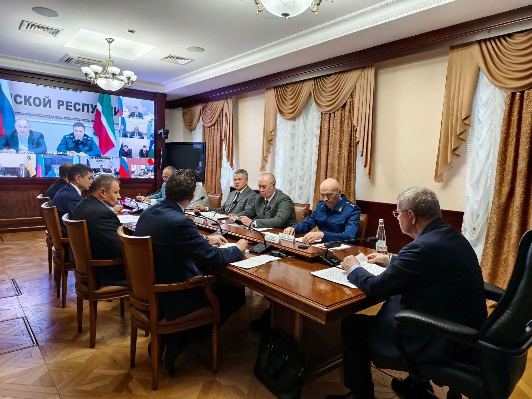 Сегодня в Пятигорске полномочный представитель Президента Российской Федерации в Северо-Кавказском федеральном округе Юрий Чайка провел заседание межведомственной рабочей группы по противодействию незаконным финансовым... Сегодня в Пятигорске полномочный представитель Президента Российской Федерации в Северо-Кавказском федеральном округе Юрий Чайка провел заседание межведомственной рабочей группы по противодействию незаконным финансовым...