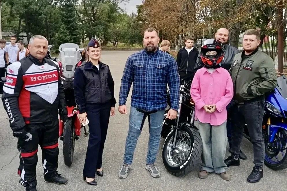 Автоинспекторы и мотоциклисты организовали для кочубеевских школьников выставку тематической техники и провели урок дорожной безопасности Автоинспекторы и мотоциклисты организовали для кочубеевских школьников выставку тематической техники и провели урок дорожной безопасности