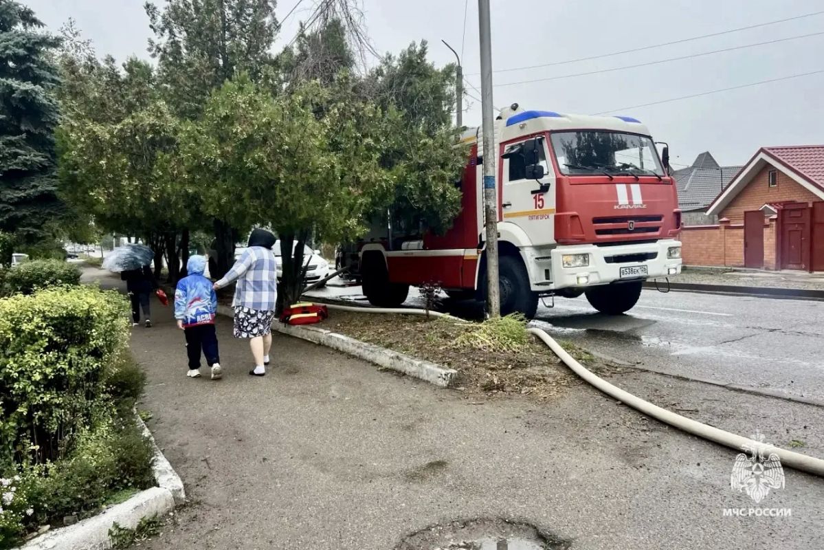 #ПожарныеСутки26. Огнеборцы МЧС Ставрополья спасли 5 человек из пожара Вчера в поселке Горячеводском, на улице Заводской, произошел пожар на 4-м этаже многоквартирного жилого дома #ПожарныеСутки26. Огнеборцы МЧС Ставрополья спасли 5 человек из пожара Вчера в поселке Горячеводском, на улице Заводской, произошел пожар на 4-м этаже многоквартирного жилого дома