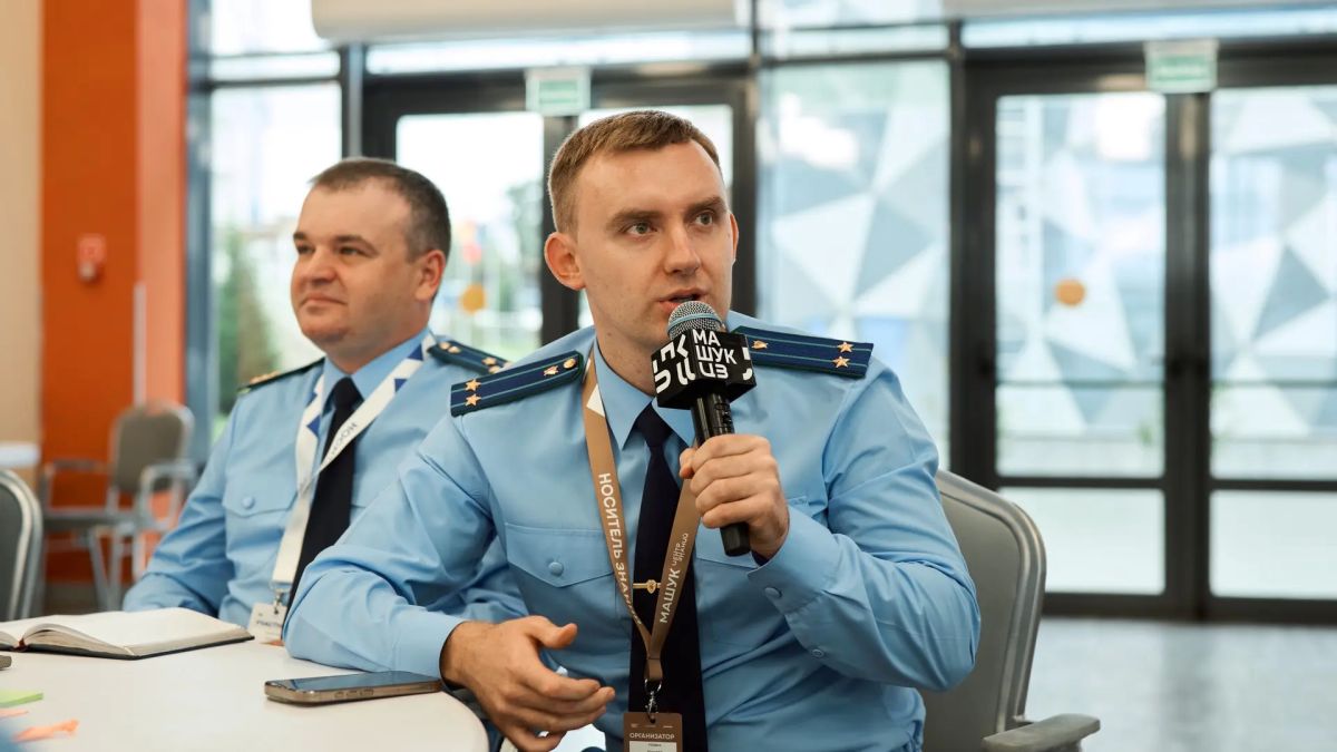 Перед участниками встречи выступили заместитель руководителя образовательного центра «Машук» Екатерина Егошина, председатель Совета ветеранов прокуратуры Ставрополья Шахид Тутаев и ветеран ведомства Владимир Кравченко Перед участниками встречи выступили заместитель руководителя образовательного центра «Машук» Екатерина Егошина, председатель Совета ветеранов прокуратуры Ставрополья Шахид Тутаев и ветеран ведомства Владимир Кравченко