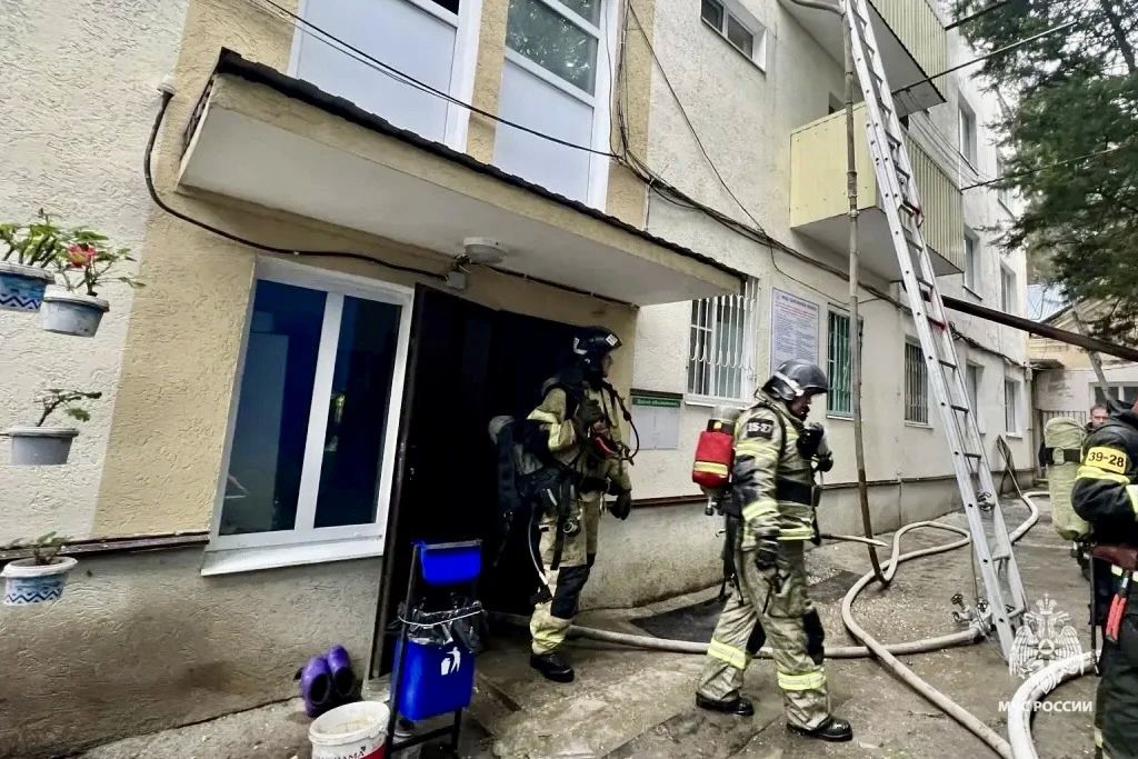 #ПожарныеСутки26. Огнеборцы МЧС Ставрополья спасли 5 человек из пожара Вчера в поселке Горячеводском, на улице Заводской, произошел пожар на 4-м этаже многоквартирного жилого дома #ПожарныеСутки26. Огнеборцы МЧС Ставрополья спасли 5 человек из пожара Вчера в поселке Горячеводском, на улице Заводской, произошел пожар на 4-м этаже многоквартирного жилого дома