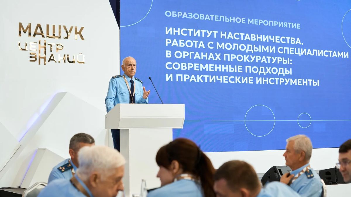 Перед участниками встречи выступили заместитель руководителя образовательного центра «Машук» Екатерина Егошина, председатель Совета ветеранов прокуратуры Ставрополья Шахид Тутаев и ветеран ведомства Владимир Кравченко Перед участниками встречи выступили заместитель руководителя образовательного центра «Машук» Екатерина Егошина, председатель Совета ветеранов прокуратуры Ставрополья Шахид Тутаев и ветеран ведомства Владимир Кравченко
