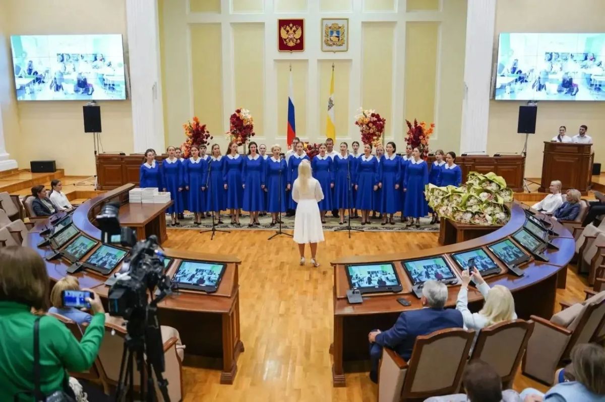 Победителям регионального и призерам заключительного этапов Всероссийской олимпиады школьников и их учителям вручили заслуженные награды