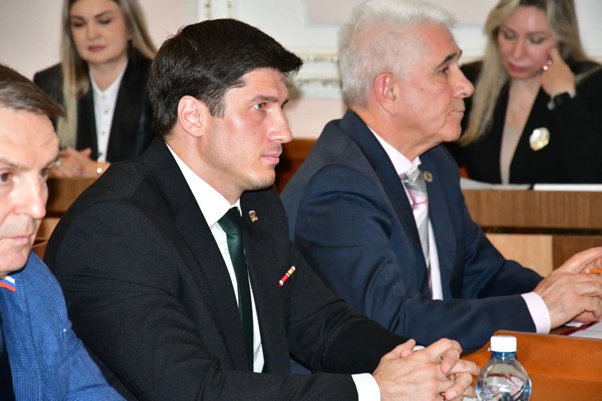 Георгий Колягин провел очередное заседание муниципального парламента Георгий Колягин провел очередное заседание муниципального парламента