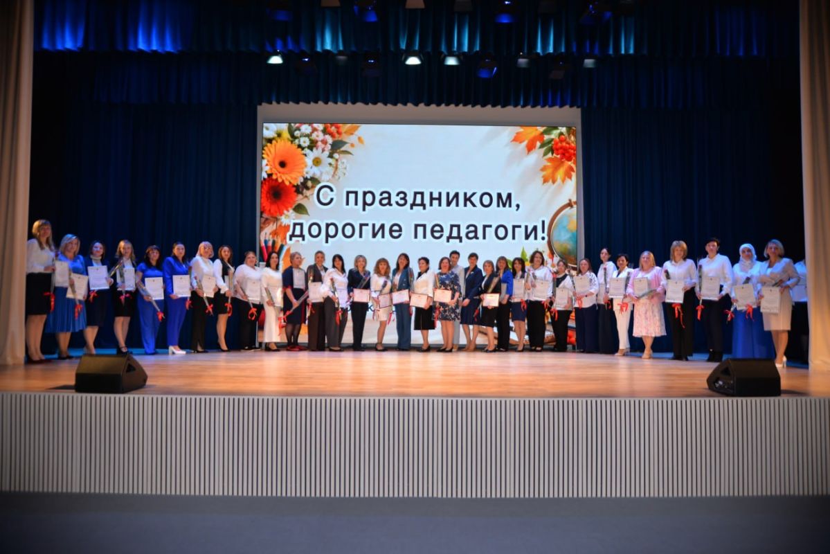 В Ессентуках поздравили учителей и воспитателей В Ессентуках поздравили учителей и воспитателей