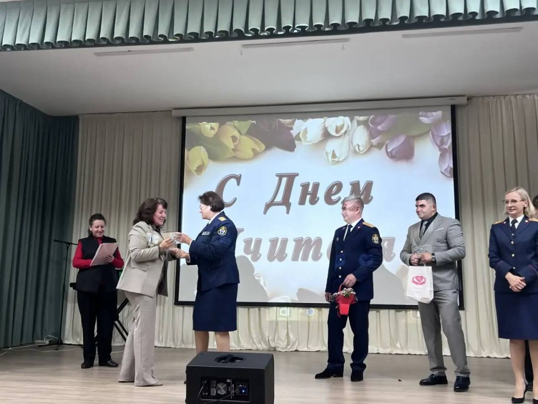 Сотрудники следственного управления СК России по Ставропольскому краю поздравили педагогов гимназии № 24 имени генерал-лейтенанта юстиции М.Г. Ядрова с Днём учителя Сотрудники следственного управления СК России по Ставропольскому краю поздравили педагогов гимназии № 24 имени генерал-лейтенанта юстиции М.Г. Ядрова с Днём учителя