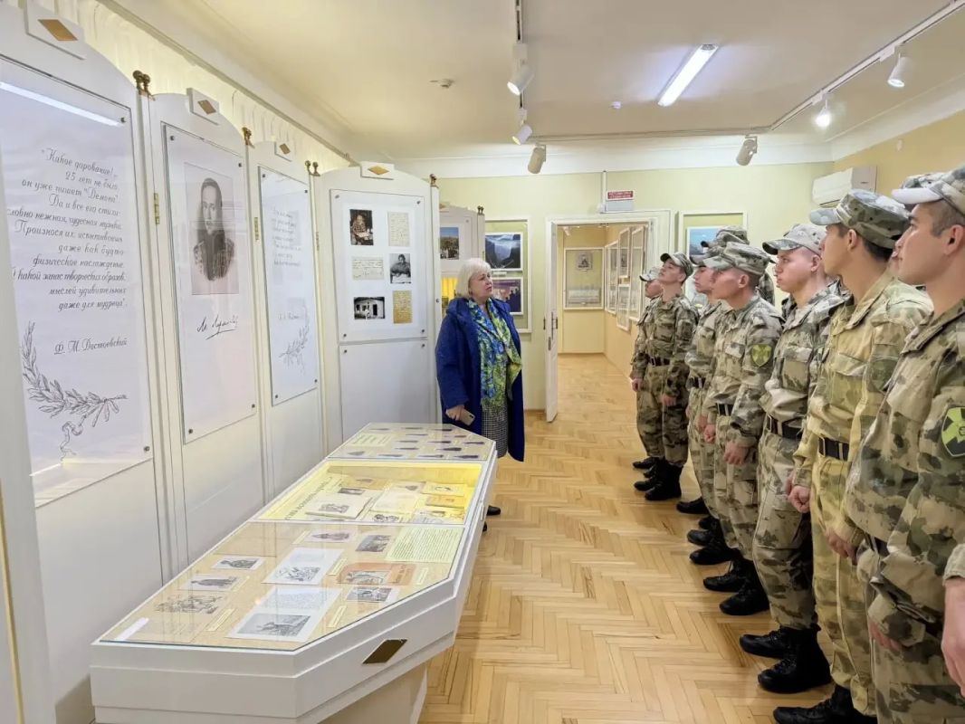 Военнослужащие батальона охраны и обеспечения Северо-Кавказского ордена Жукова округа войск национальной гвардии Российской Федерации посетили дом-музей М.Ю. Лермонтова в Пятигорске